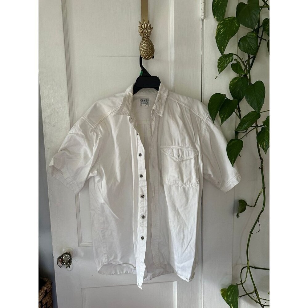 Brittania men’s size medium white shirt